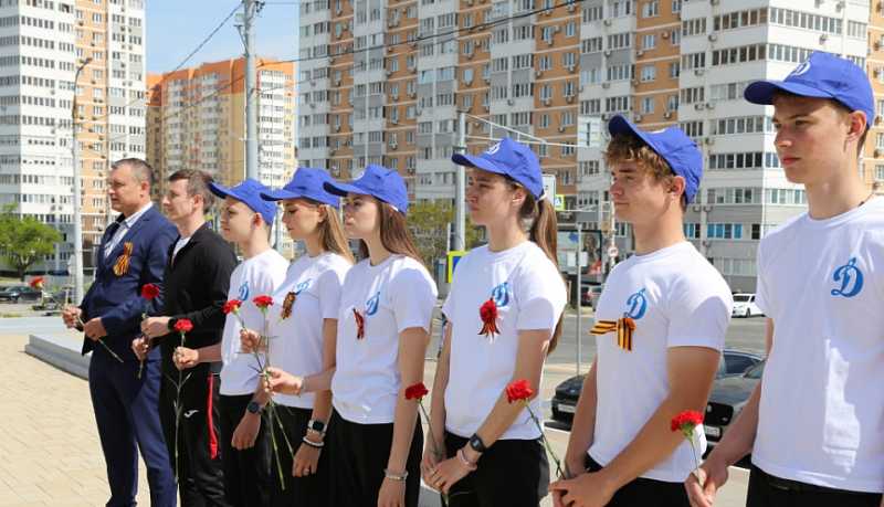 Представители общества «Динамо» и юные спортсмены-лучники возложили цветы к памятнику «Самолет-штурмовик ИЛ-2»