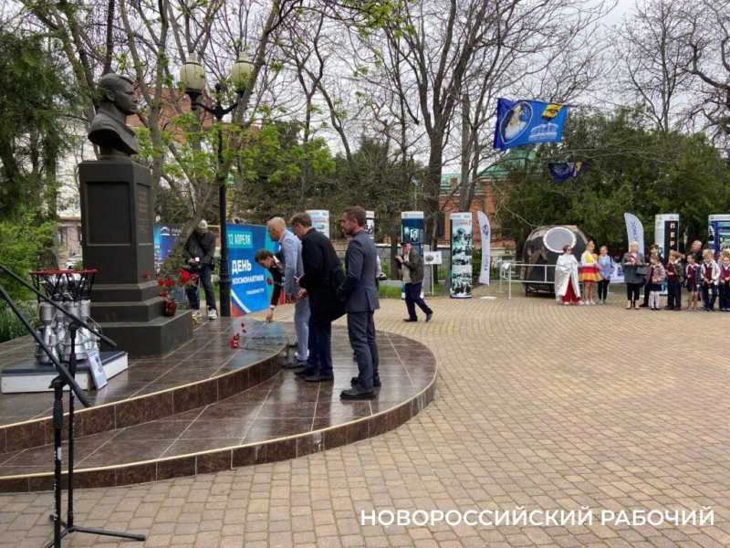 Примите поздравления! Коллектив Новороссийского планетария поздравляет своего директора