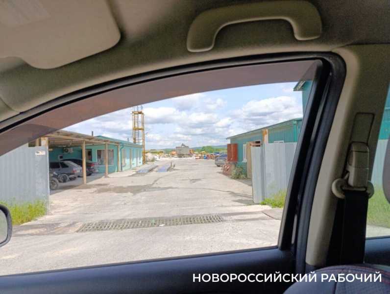 «Рядом – знаменитые раевские парники!» Жители Новороссийска обследуют места, куда привезут замазученный песок из Анапы