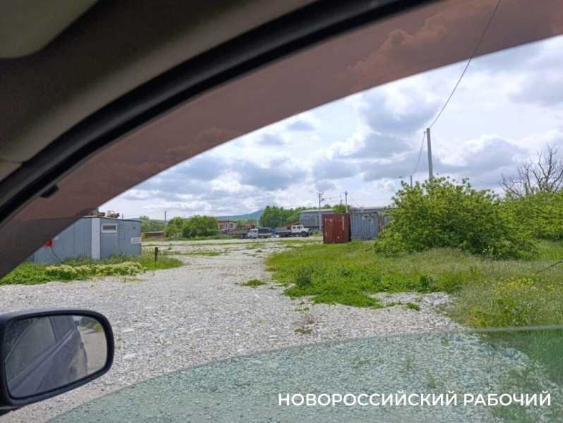 «Рядом – знаменитые раевские парники!» Жители Новороссийска обследуют места, куда привезут замазученный песок из Анапы