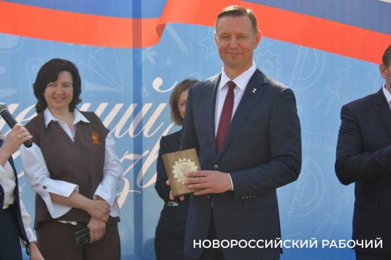 Слезы, аплодисменты, песня директора. В Новороссийске прозвенел «Последний звонок»! Фоторепортаж «НР»