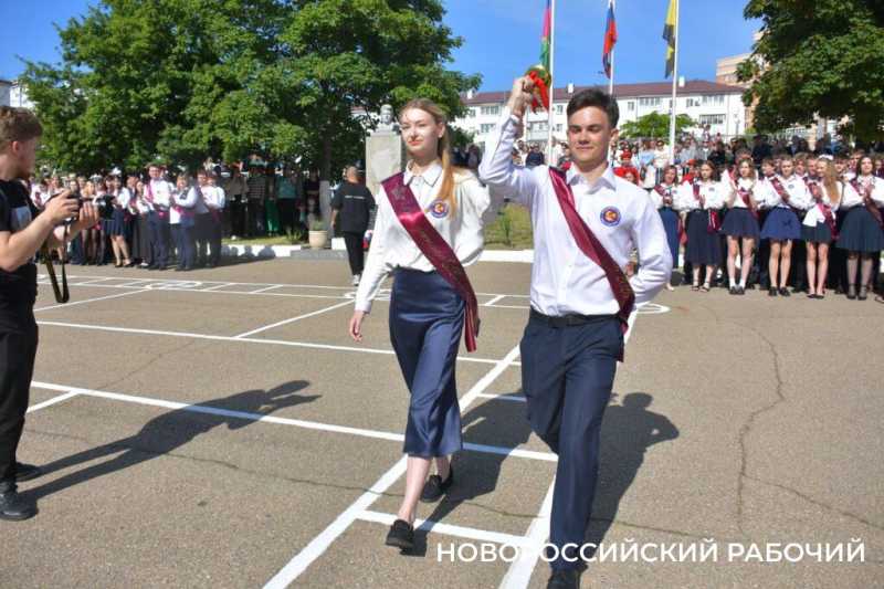 Слезы, аплодисменты, песня директора. В Новороссийске прозвенел «Последний звонок»! Фоторепортаж «НР»