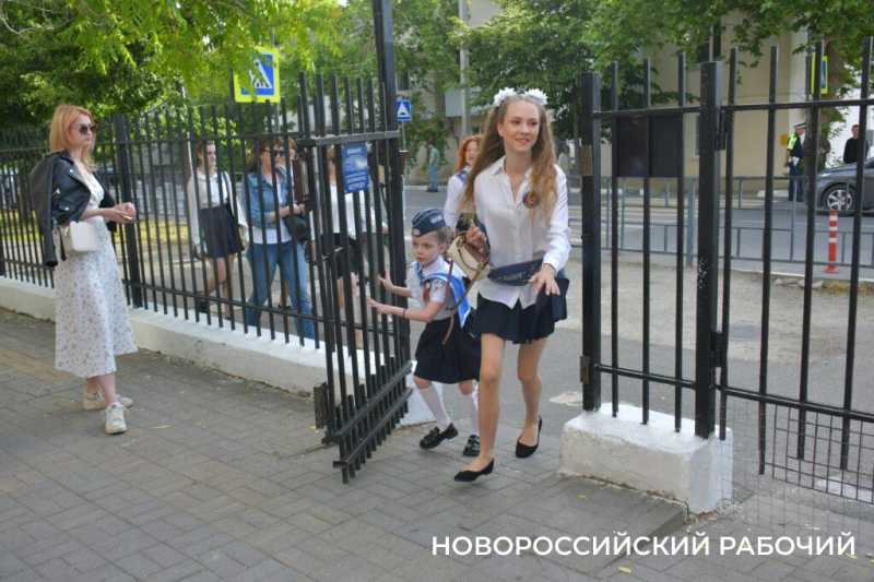 Слезы, аплодисменты, песня директора. В Новороссийске прозвенел «Последний звонок»! Фоторепортаж «НР»