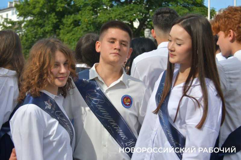 Слезы, аплодисменты, песня директора. В Новороссийске прозвенел «Последний звонок»! Фоторепортаж «НР»