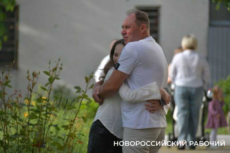 Слезы, аплодисменты, песня директора. В Новороссийске прозвенел «Последний звонок»! Фоторепортаж «НР»