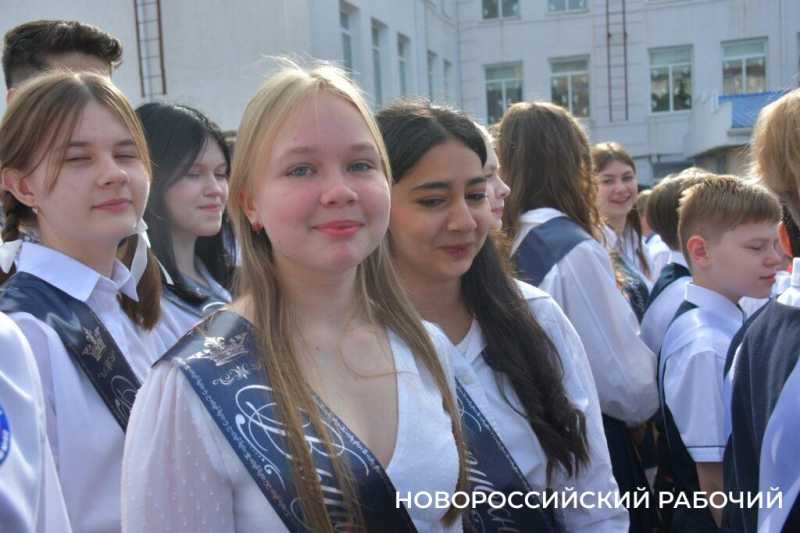 Слезы, аплодисменты, песня директора. В Новороссийске прозвенел «Последний звонок»! Фоторепортаж «НР»