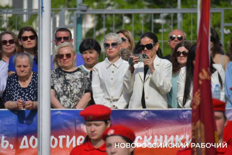 Слезы, аплодисменты, песня директора. В Новороссийске прозвенел «Последний звонок»! Фоторепортаж «НР»