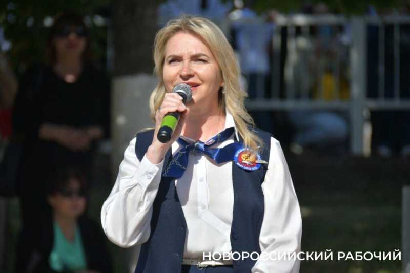 Слезы, аплодисменты, песня директора. В Новороссийске прозвенел «Последний звонок»! Фоторепортаж «НР»