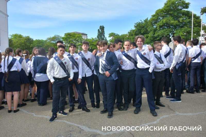 Слезы, аплодисменты, песня директора. В Новороссийске прозвенел «Последний звонок»! Фоторепортаж «НР»