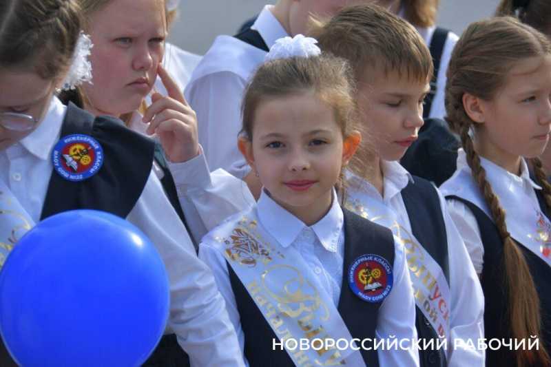 Слезы, аплодисменты, песня директора. В Новороссийске прозвенел «Последний звонок»! Фоторепортаж «НР»
