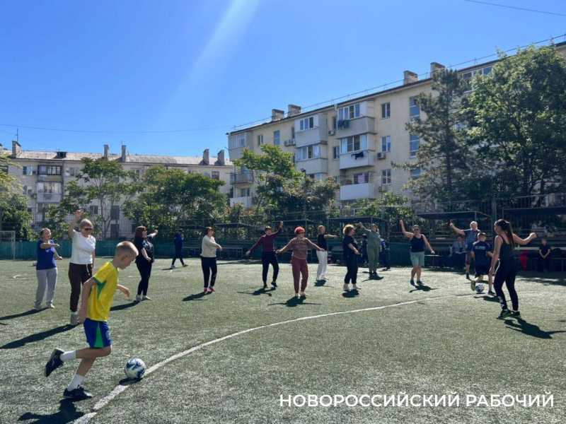 Соседи из самого длинного дома Новороссийска организовали собственную группу «Здоровье»