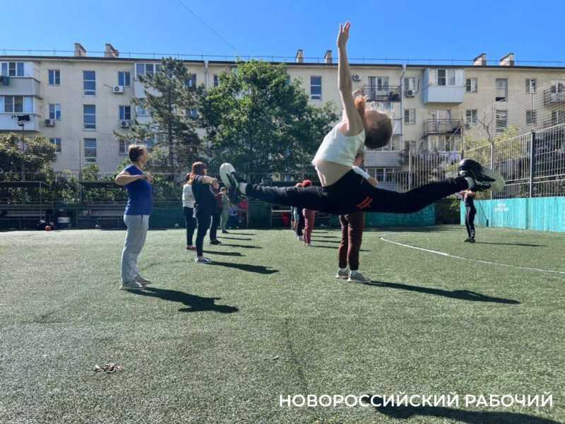 Соседи из самого длинного дома Новороссийска организовали собственную группу «Здоровье»