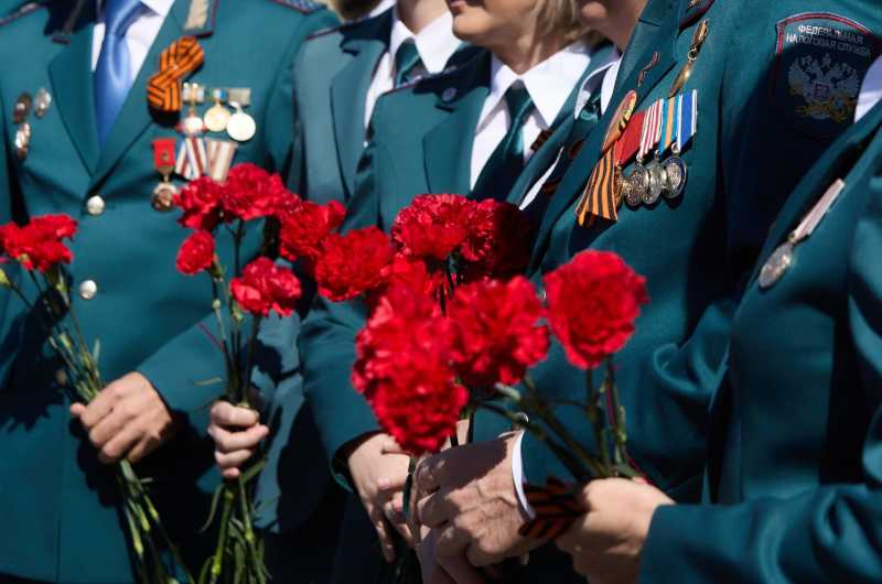 Сотрудники ФНС России возложили цветы к мемориалу «Могила Неизвестного Солдата»