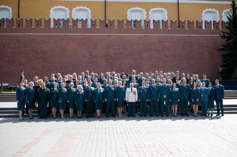 Сотрудники ФНС России возложили цветы к мемориалу «Могила Неизвестного Солдата»