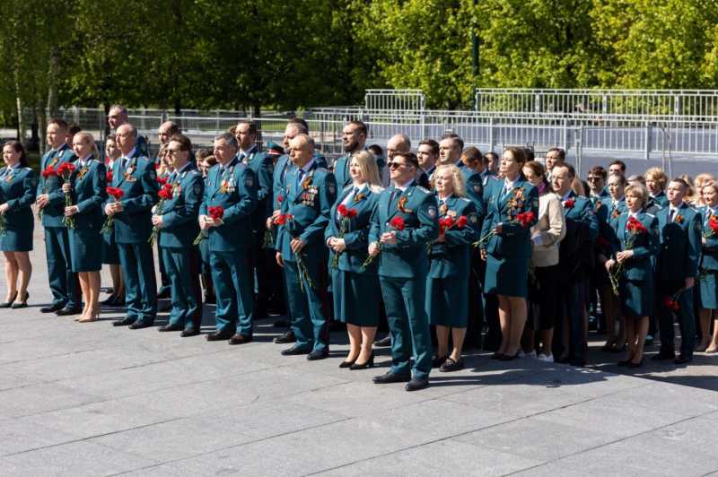 Сотрудники ФНС России возложили цветы к мемориалу «Могила Неизвестного Солдата»