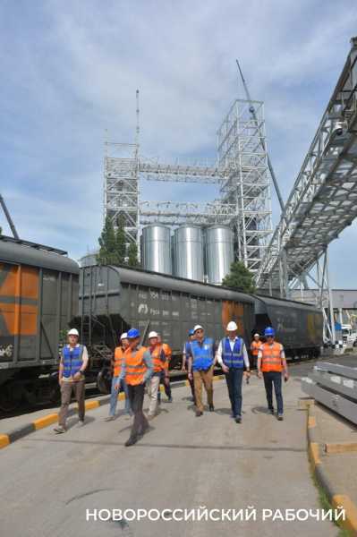Увеличение объемов перевалки и штата рабочих. Глава Новороссийска в порту встретился с руководством терминала