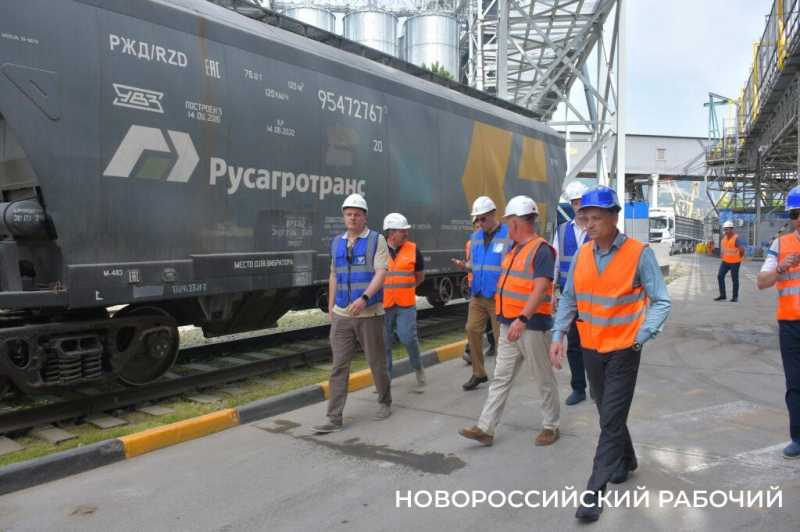 Увеличение объемов перевалки и штата рабочих. Глава Новороссийска в порту встретился с руководством терминала