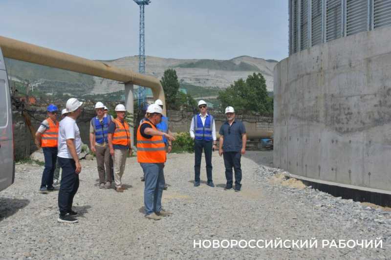 Увеличение объемов перевалки и штата рабочих. Глава Новороссийска в порту встретился с руководством терминала