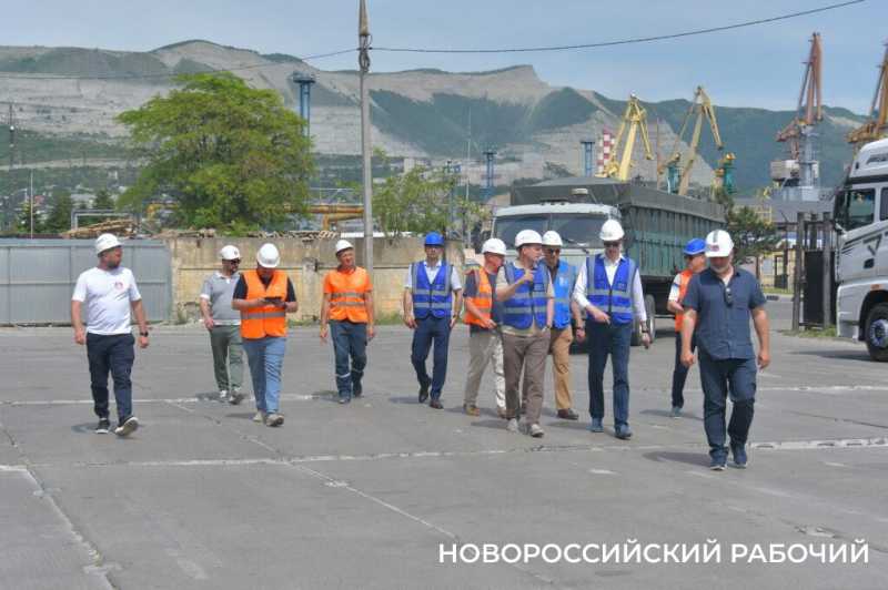 Увеличение объемов перевалки и штата рабочих. Глава Новороссийска в порту встретился с руководством терминала