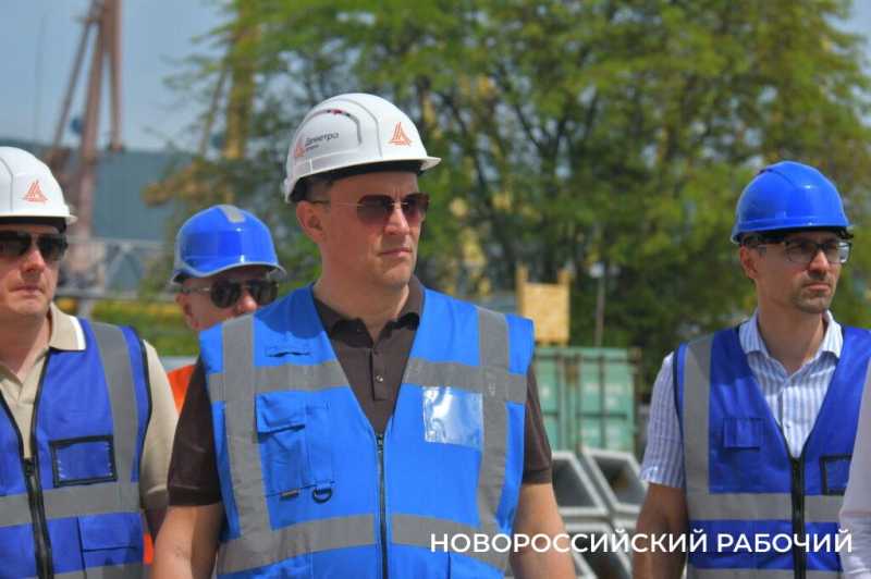 Увеличение объемов перевалки и штата рабочих. Глава Новороссийска в порту встретился с руководством терминала
