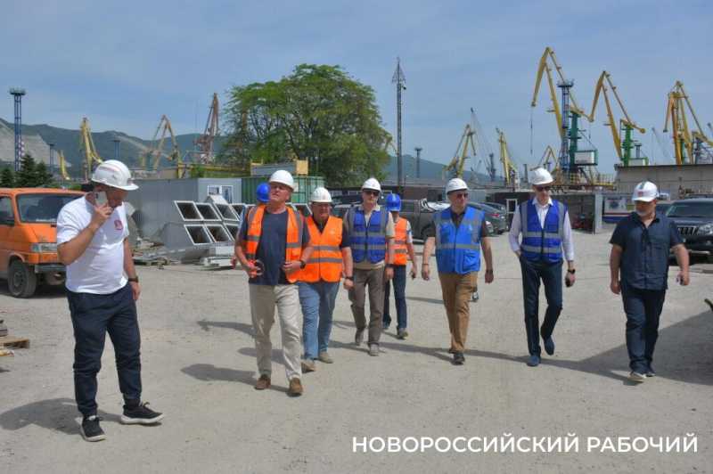 Увеличение объемов перевалки и штата рабочих. Глава Новороссийска в порту встретился с руководством терминала