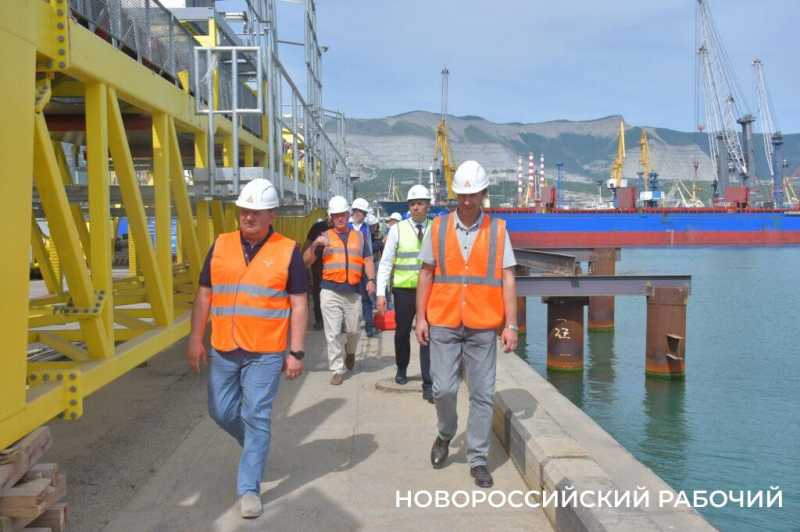 Увеличение объемов перевалки и штата рабочих. Глава Новороссийска в порту встретился с руководством терминала