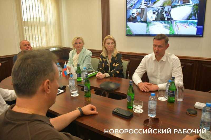 Увеличение объемов перевалки и штата рабочих. Глава Новороссийска в порту встретился с руководством терминала