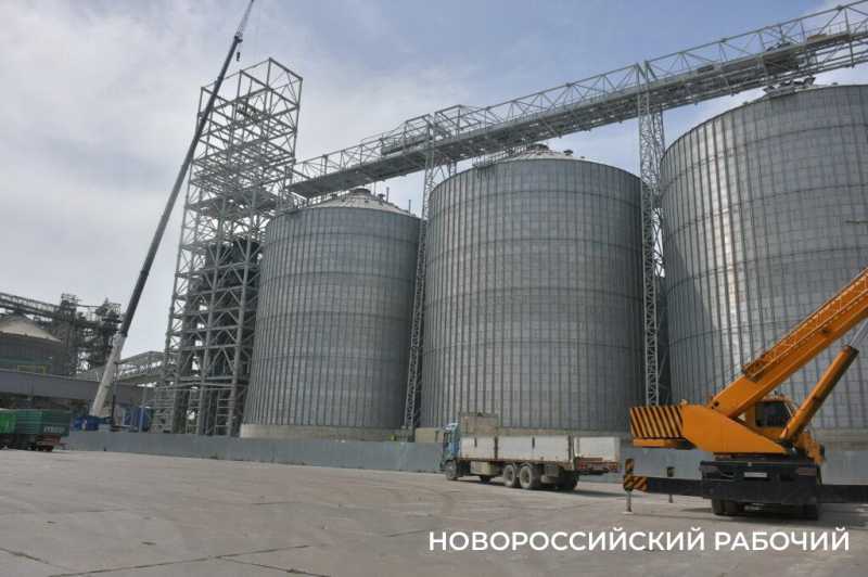 Увеличение объемов перевалки и штата рабочих. Глава Новороссийска в порту встретился с руководством терминала