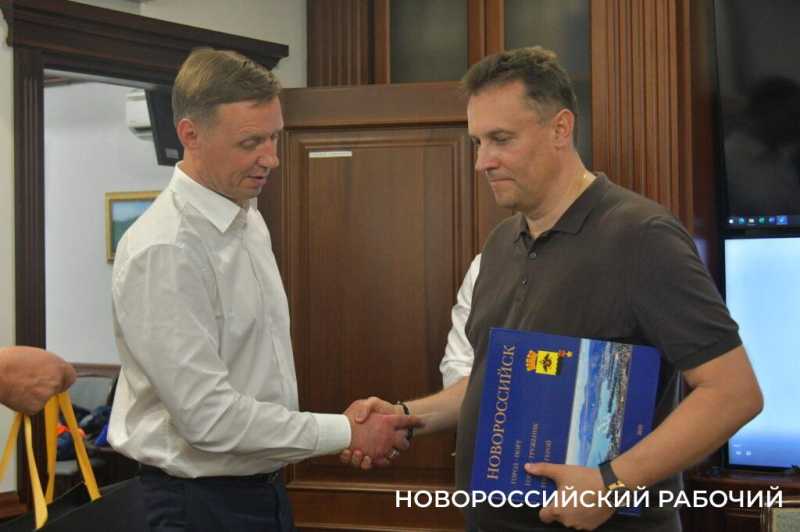 Увеличение объемов перевалки и штата рабочих. Глава Новороссийска в порту встретился с руководством терминала