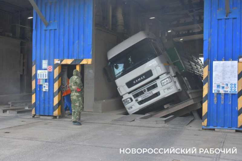 Увеличение объемов перевалки и штата рабочих. Глава Новороссийска в порту встретился с руководством терминала