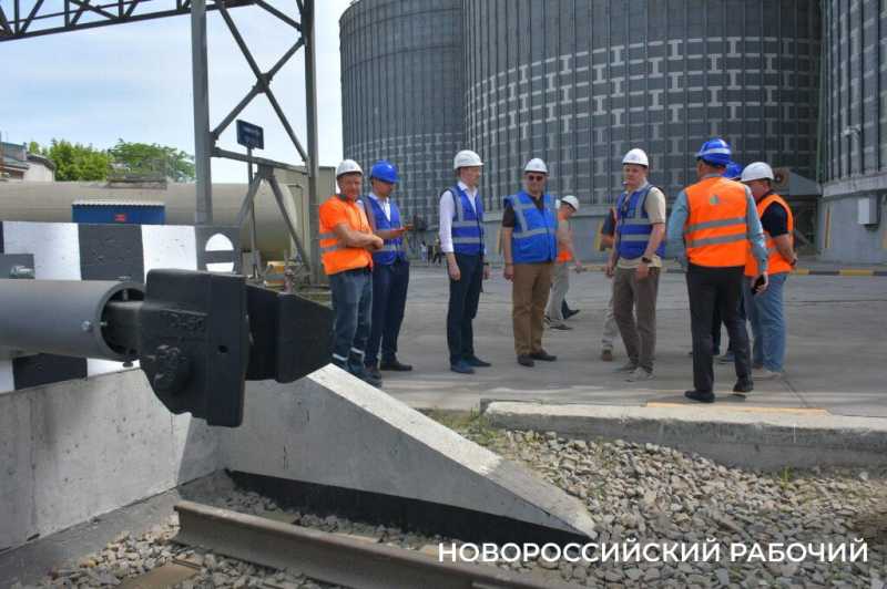 Увеличение объемов перевалки и штата рабочих. Глава Новороссийска в порту встретился с руководством терминала