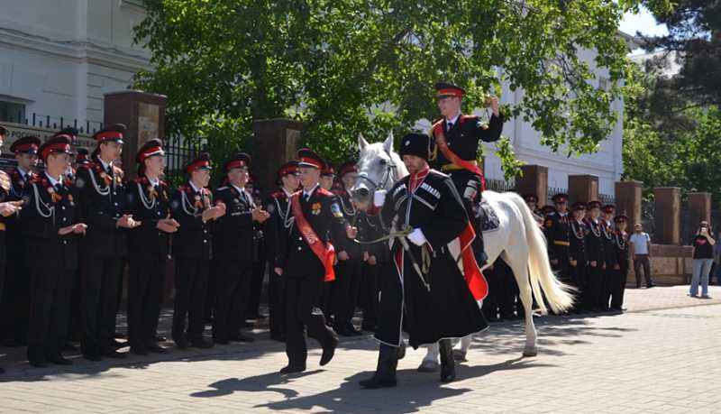 В большую жизнь &ndash; на белом коне: в Новороссийском казачьем кадетском корпусе прошел праздник Последнего звонка