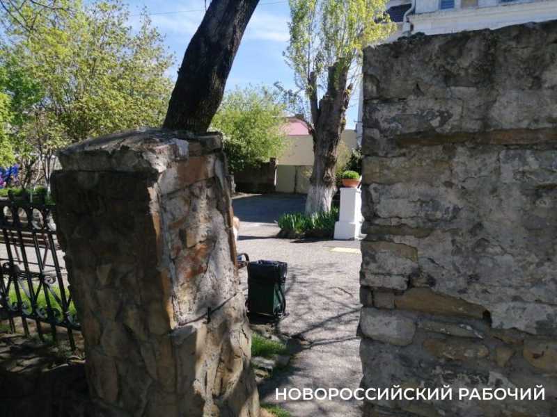 В центре Новороссийска снесли старинный забор у бывшей синагоги