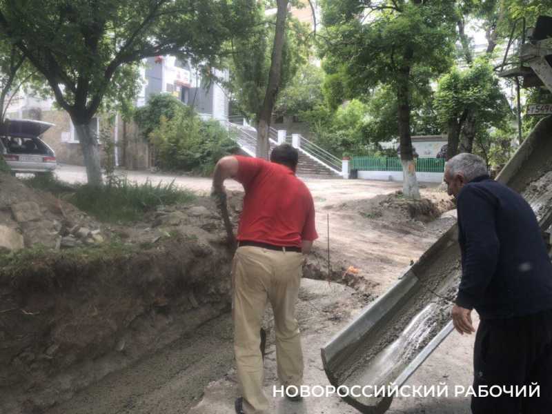 В центре Новороссийска снесли старинный забор у бывшей синагоги