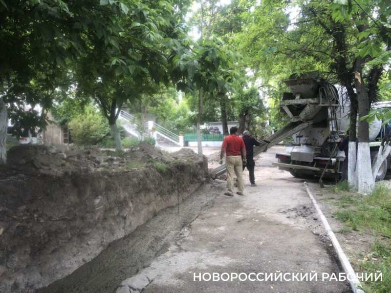 В центре Новороссийска снесли старинный забор у бывшей синагоги
