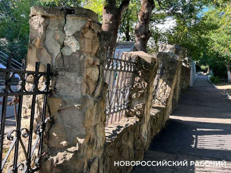В центре Новороссийска снесли старинный забор у бывшей синагоги