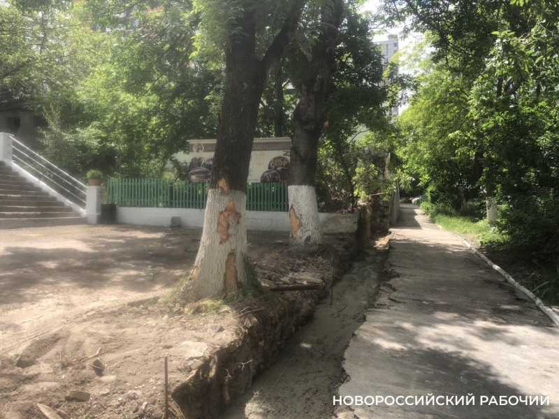 В центре Новороссийска снесли старинный забор у бывшей синагоги