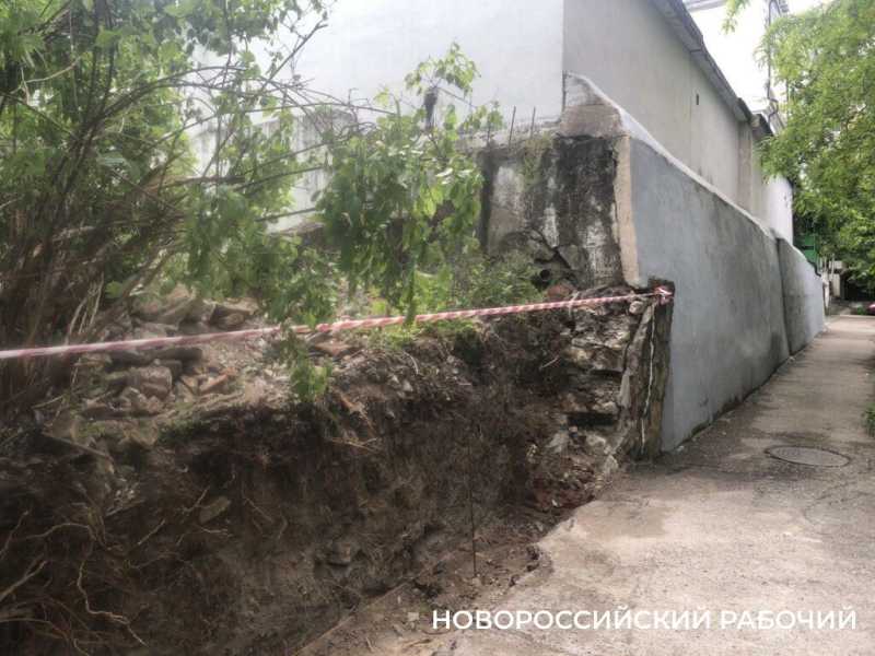 В центре Новороссийска снесли старинный забор у бывшей синагоги