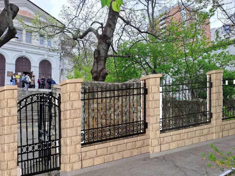 В центре Новороссийска снесли старинный забор у бывшей синагоги