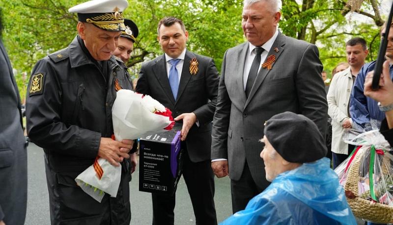 В городе-герое Новороссийске для ветеранов Великой Отечественной войны организовали индивидуальные парады