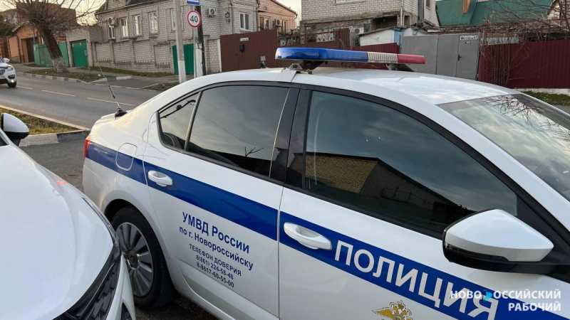 В Новороссийске автомобиль сбил женщину рядом с остановкой