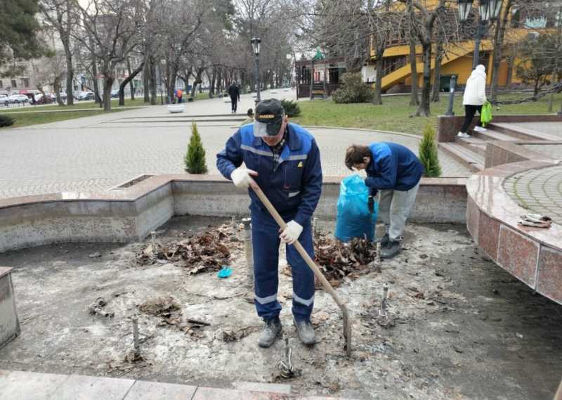 В Новороссийске дворниками подрабатывают даже жены моряков
