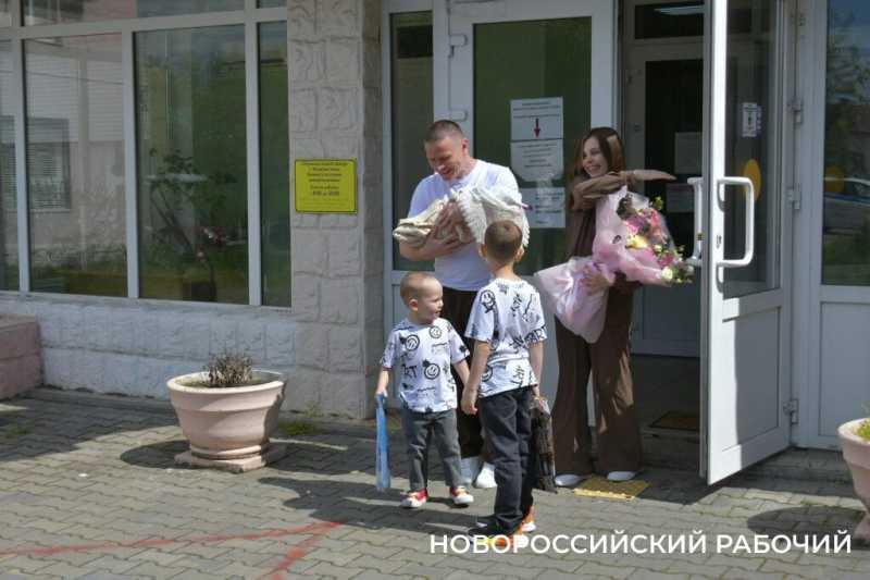В Новороссийске экипаж ДПС с подарками встретил «крестницу», которую еле успели довезти до роддома в День Победы