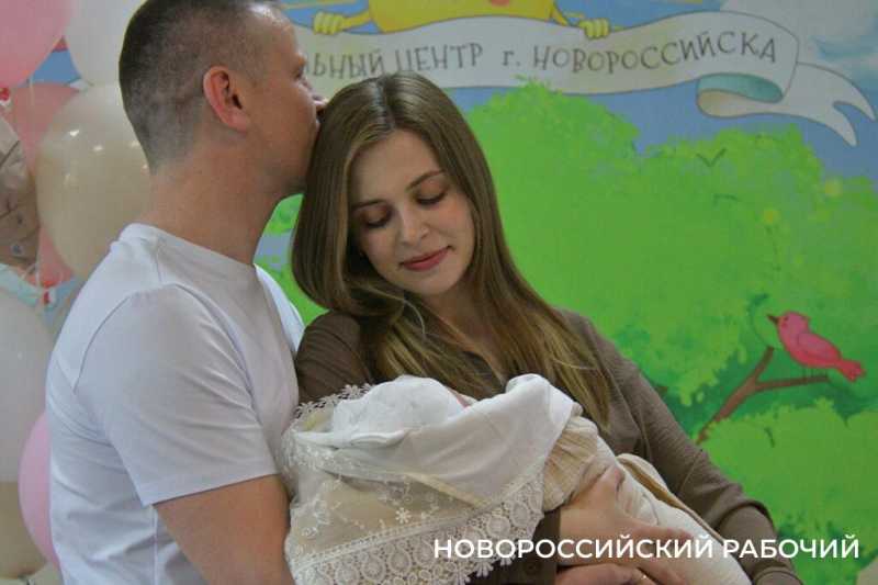 В Новороссийске экипаж ДПС с подарками встретил «крестницу», которую еле успели довезти до роддома в День Победы