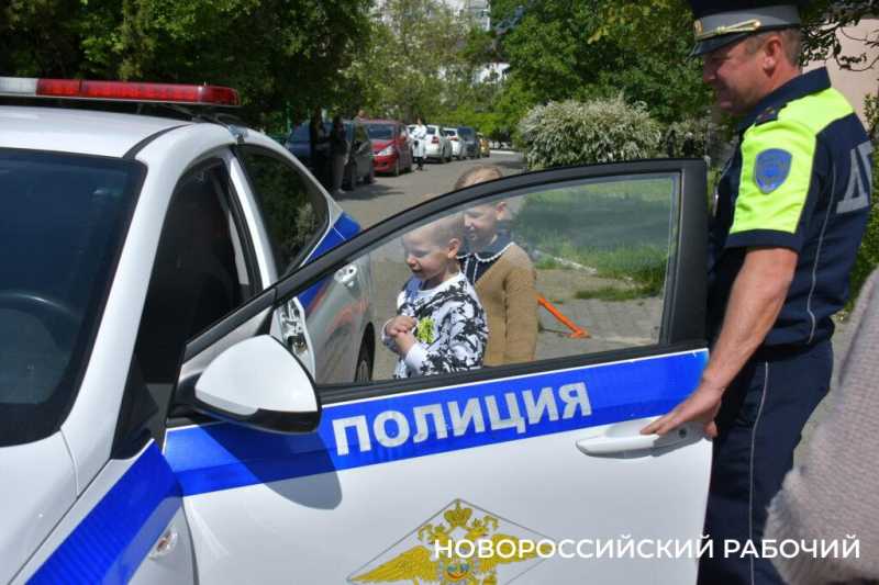 В Новороссийске экипаж ДПС с подарками встретил «крестницу», которую еле успели довезти до роддома в День Победы