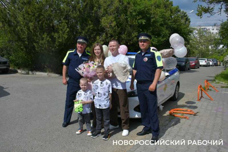 В Новороссийске экипаж ДПС с подарками встретил «крестницу», которую еле успели довезти до роддома в День Победы