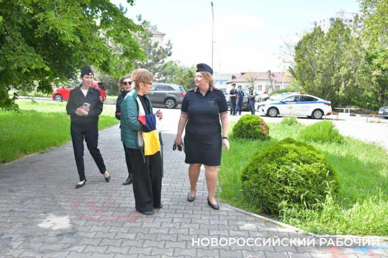 В Новороссийске экипаж ДПС с подарками встретил «крестницу», которую еле успели довезти до роддома в День Победы