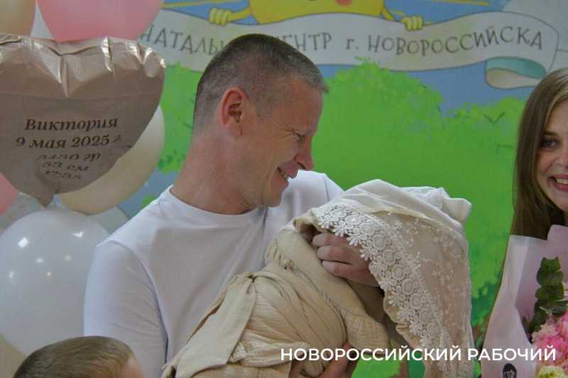 В Новороссийске экипаж ДПС с подарками встретил «крестницу», которую еле успели довезти до роддома в День Победы