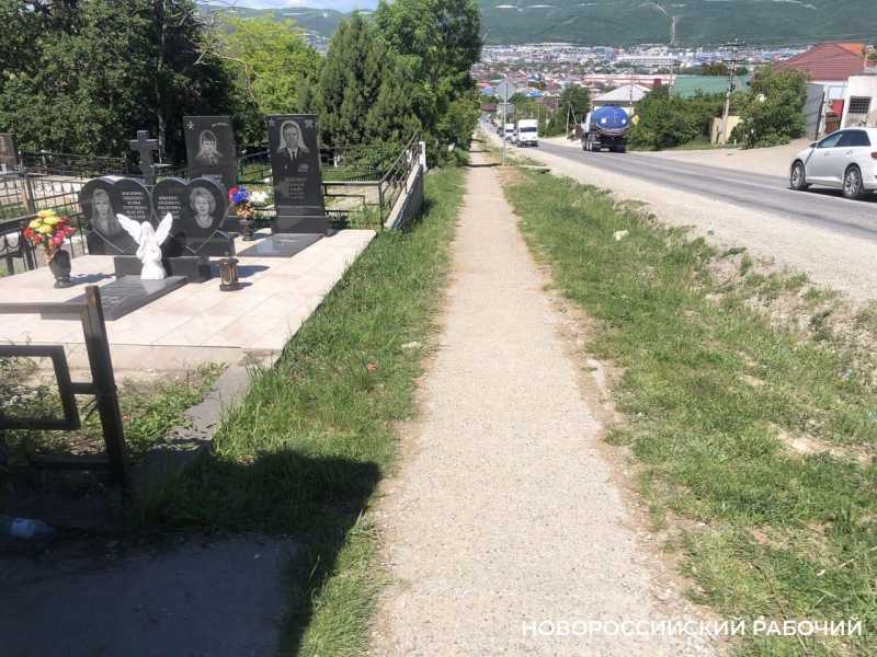 В Новороссийске кладбище осталось без забора по вине подрядчика