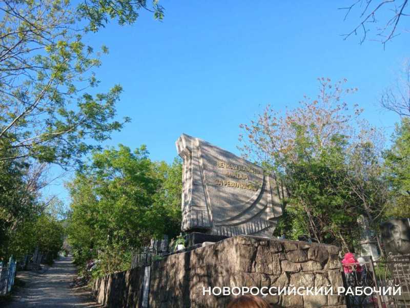 В Новороссийске Мефодиевское кладбище встречает сиренью